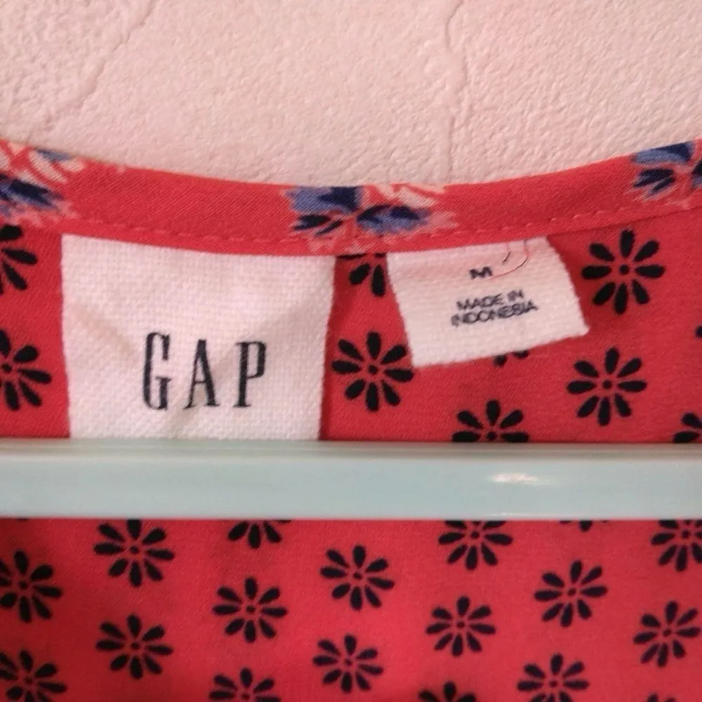 GAP Peasant Top MEDIUM Red Cap Sleeved Flower Print Tie Neck Womens NWOT - Image 6