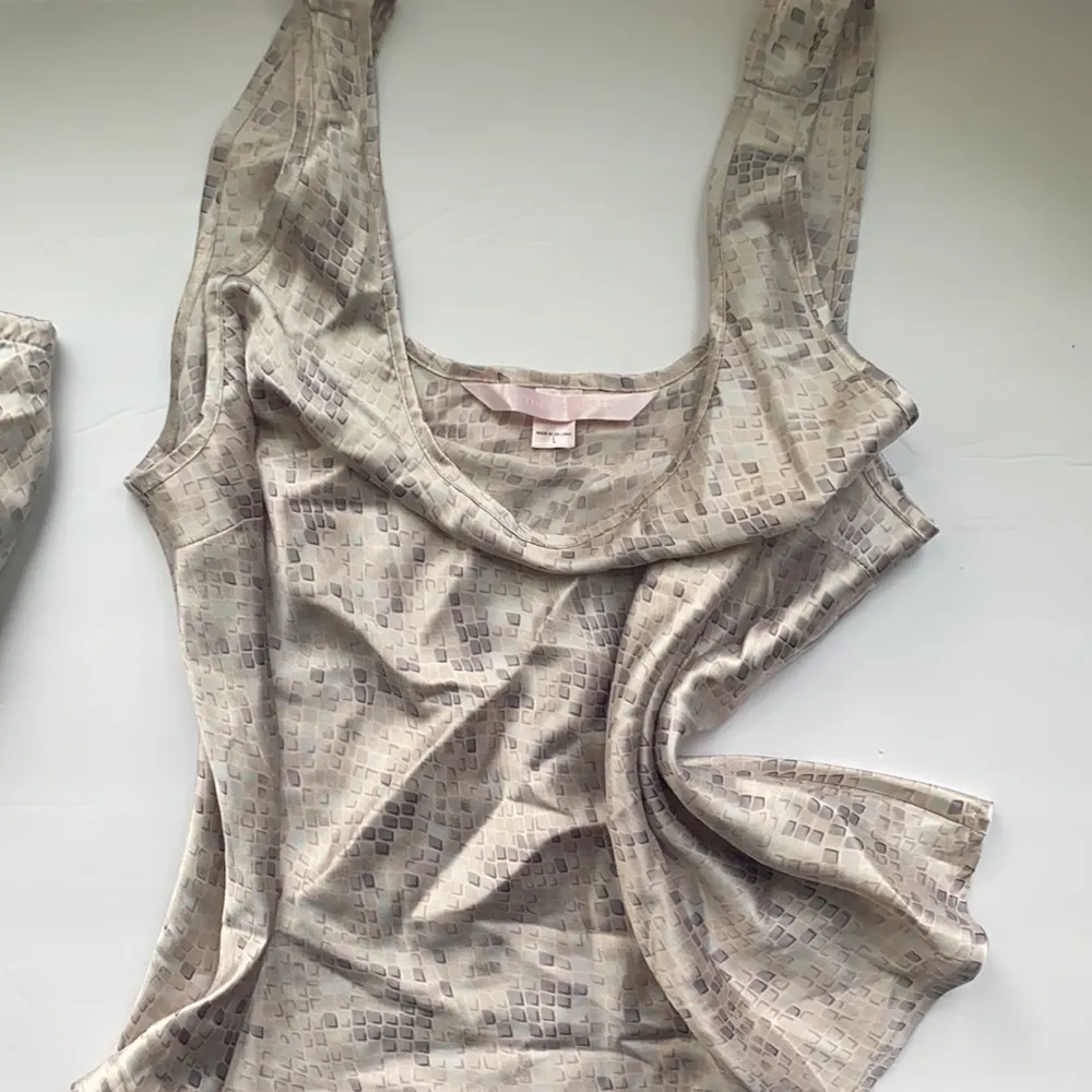 Y2K Victoria’s Secret silky reptile scale print sleeveless pj set, size large - Image 3