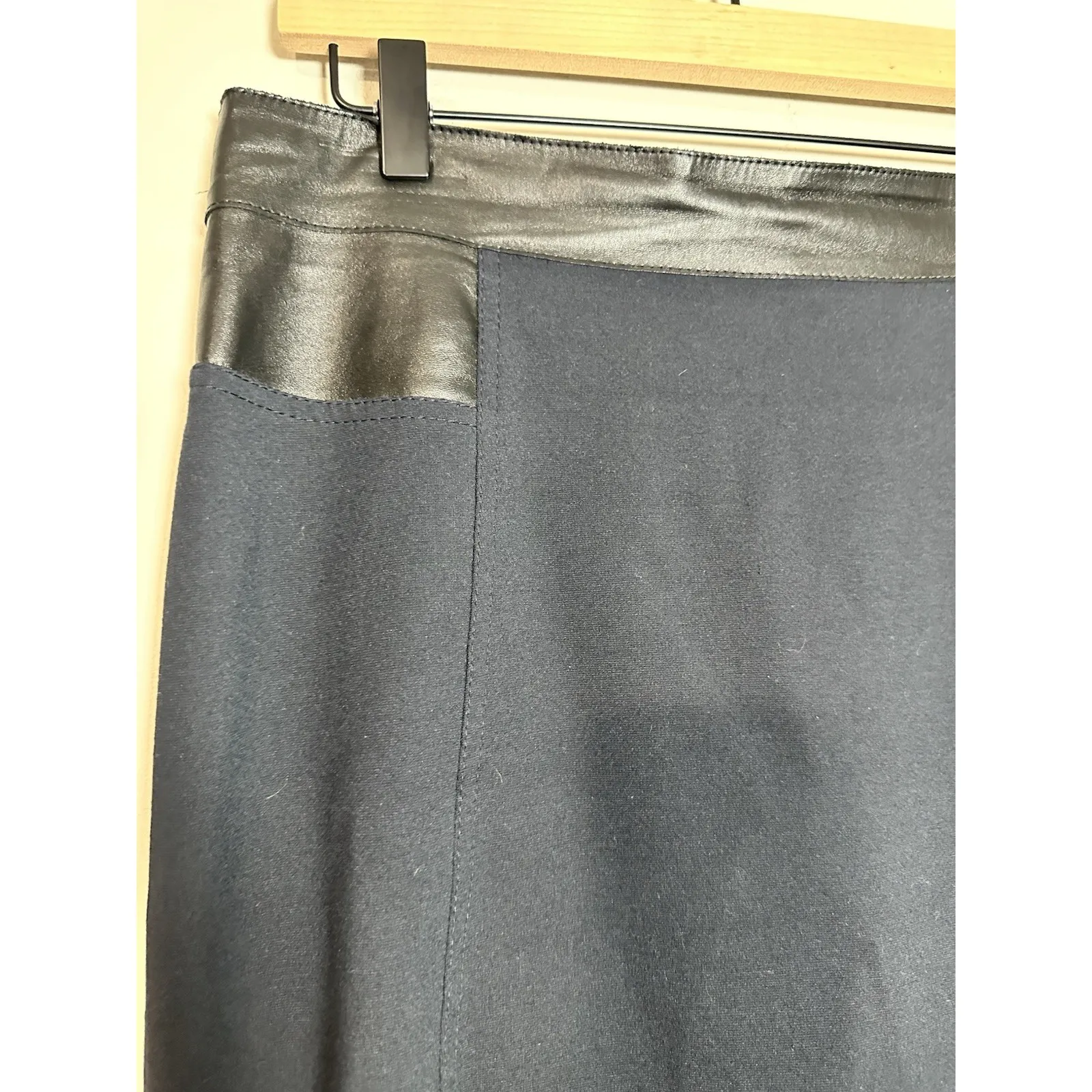 Akris Punto Mixed-Media Italian Punto Faux Leather Trim Pencil Skirt Size 12 - Image 2