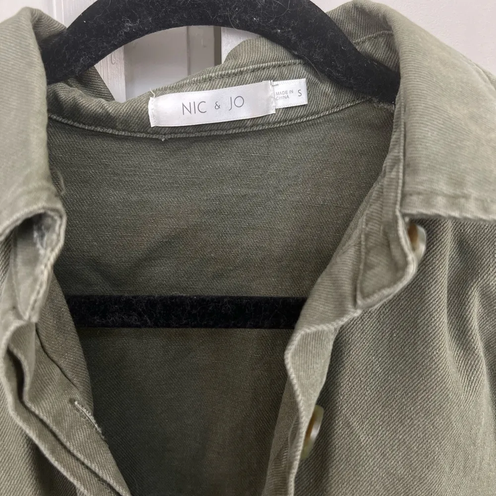 NIC & JO Cropped Raw Hem Green Shacket - Image 6