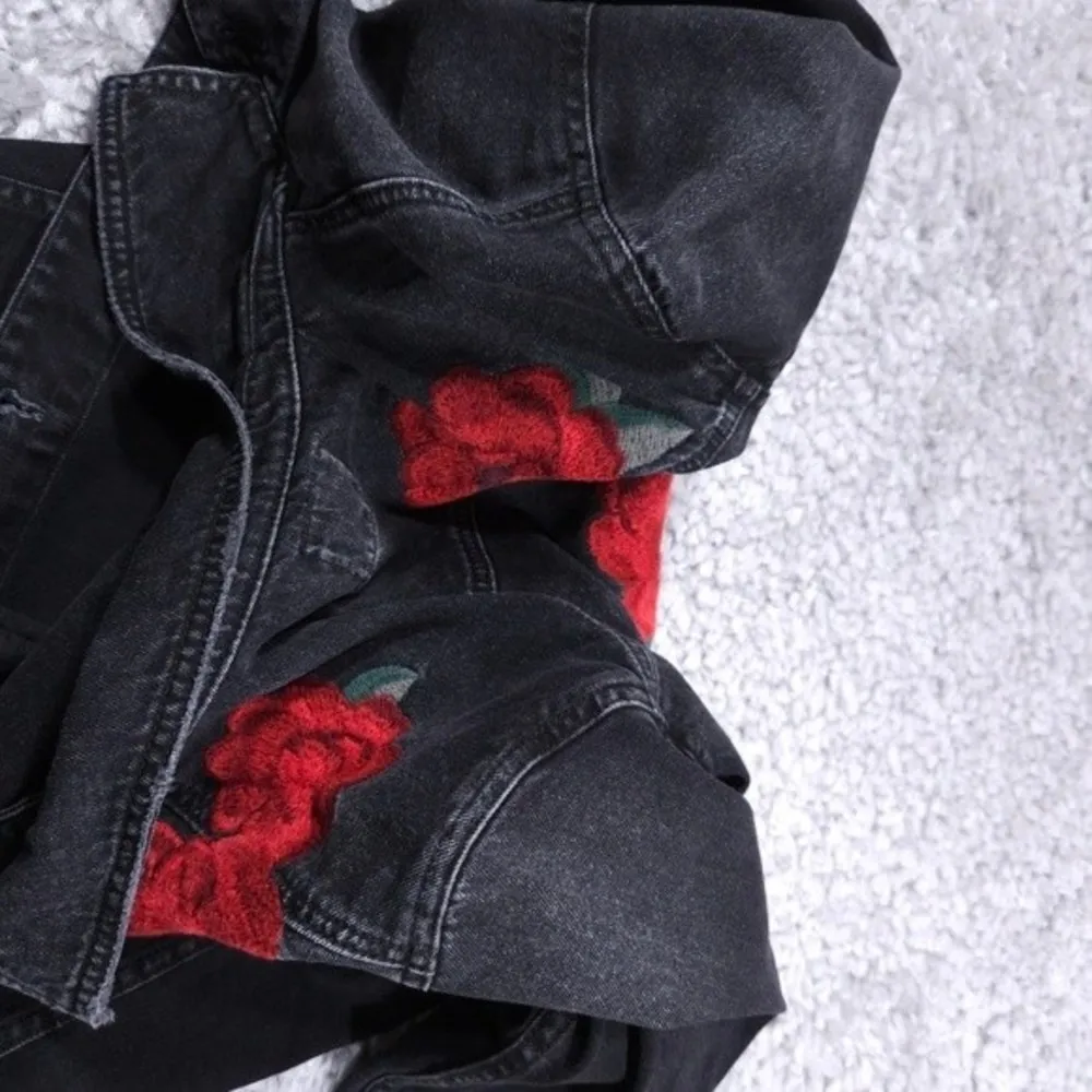 American Eagle Denim Jacket Oversized Embroidered Floral Rose Black Red Size XS - Image 7