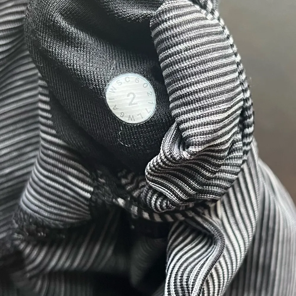 Lululemon Grey Striped Wunder Under Hi- Rise 17” Crop Leggings Size 2 - Image 5