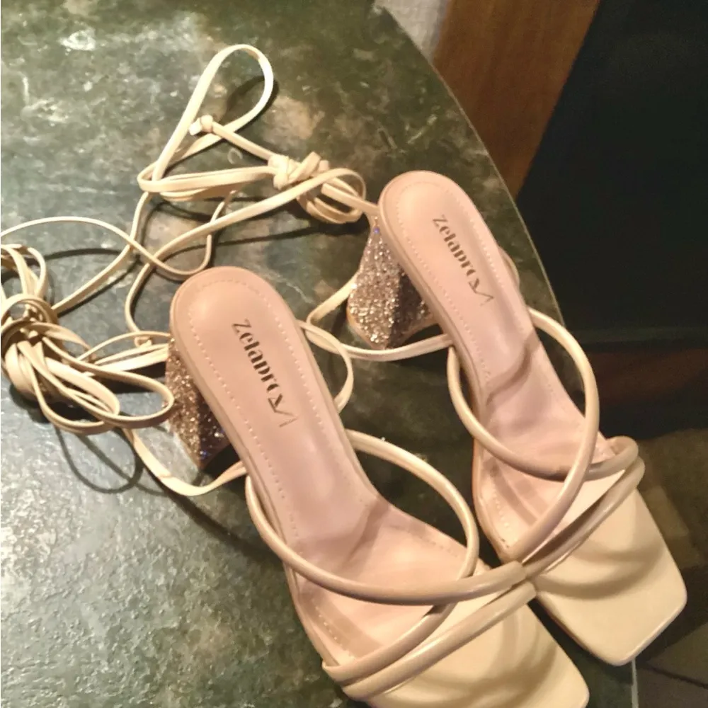 NIB Zelaproxy Women's Tan Strappy Lace up Glitter Chuncky Block Heels. Size:8 - Image 4