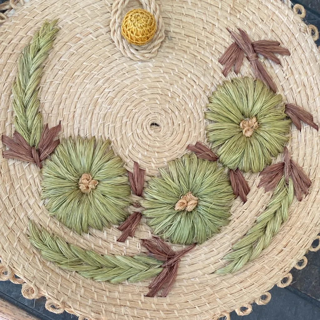 VINTAGE Wicker Straw Purse Circular Floral Woven Crossbody Bag Tropical Vacation Tan - Image 6