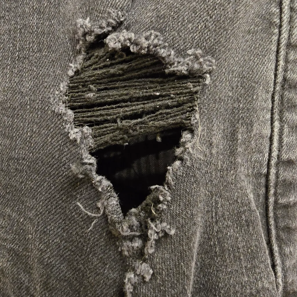 {7/28} Hollister High Rise Midi Distressed Black Denim Stretchy Jean Shorts - Image 10