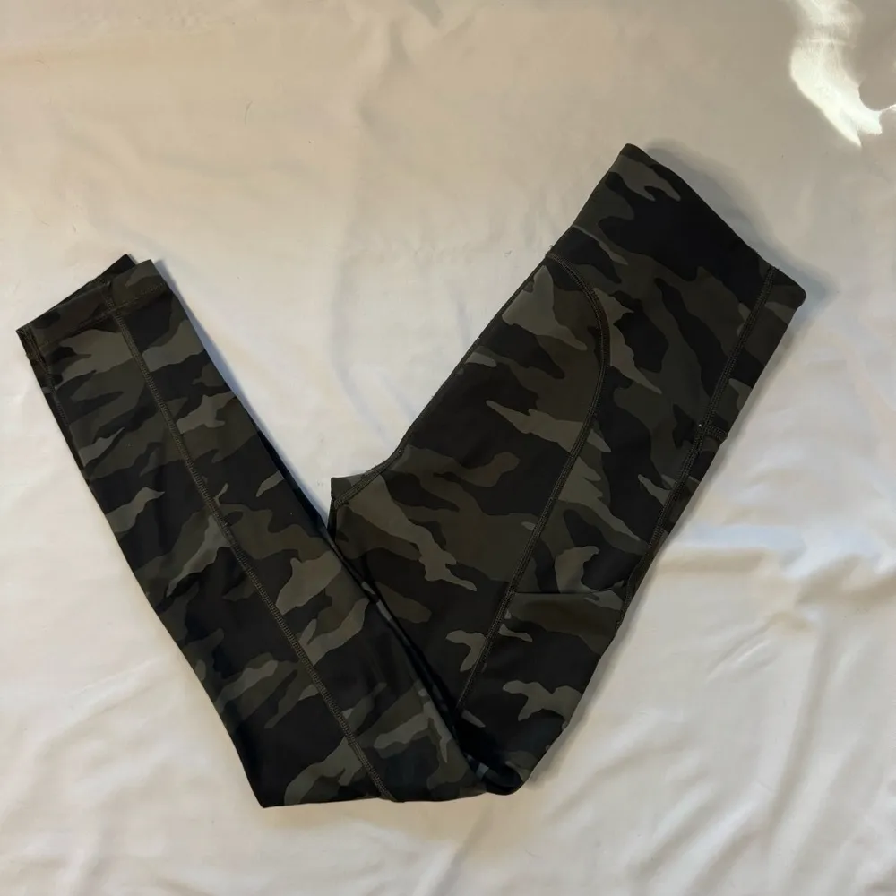 Athleta Ultimate 7/8 Tight Green Camo Leggings Size XS Gym Active Stash Pocket - Image 2