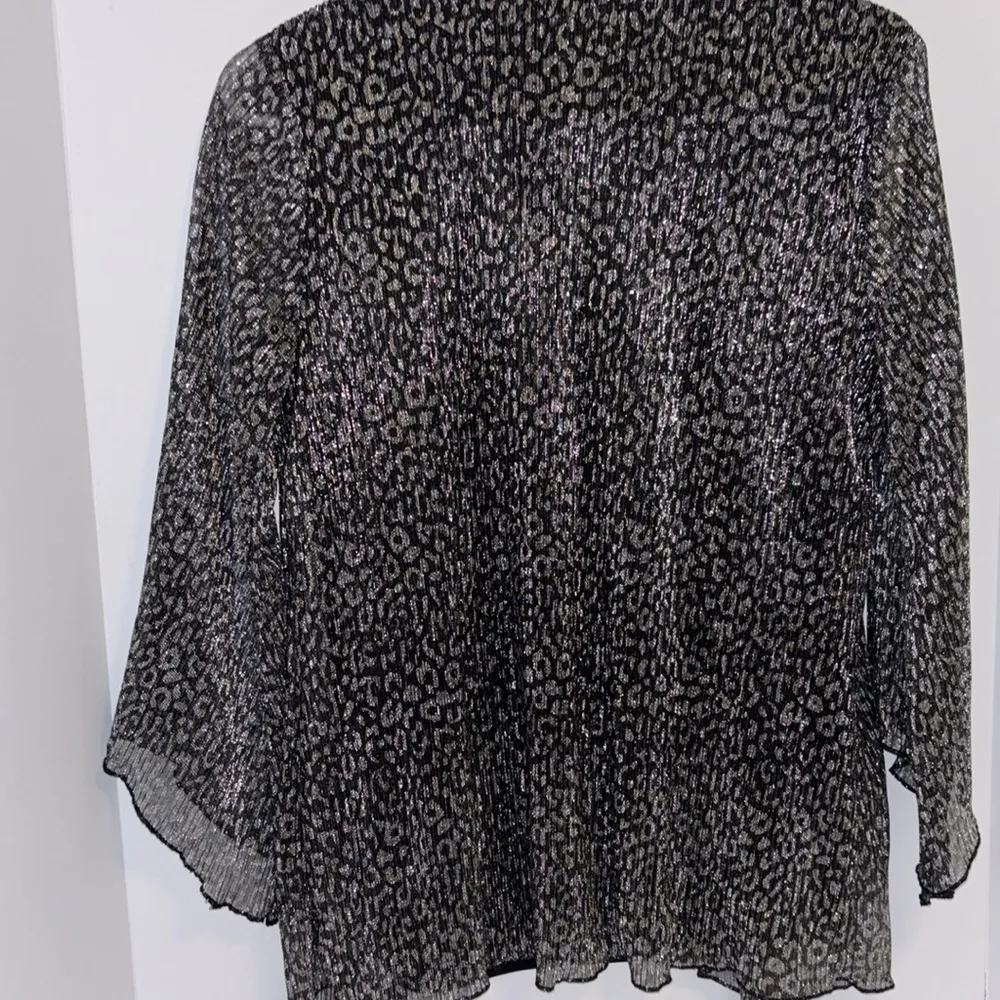 SARA MICHELLE….SILVER METALLIC SHEER LIKE JACKET WITH ATTACHED BLACK POLY TANK Silver Size M - Image 6