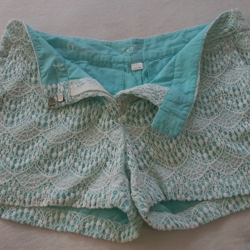 Loft Aqua and White Lace Overlay Sea Shell Scallop Shorts - Image 8