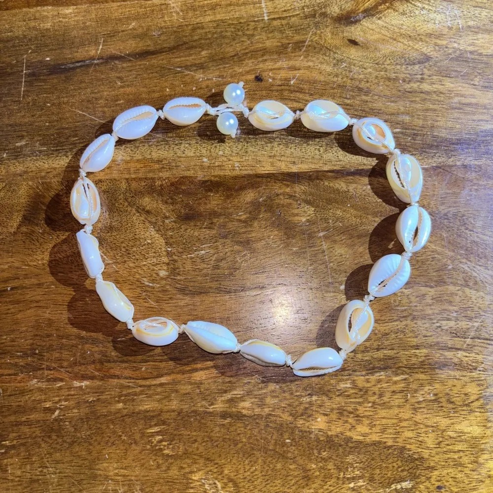 Elegant Cream Shell Necklace - Image 4