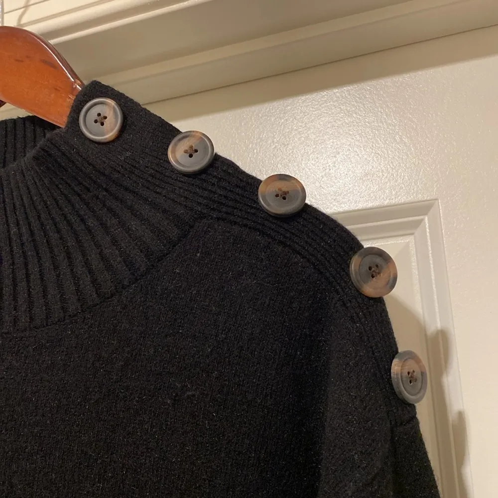 Anthropologie Margarita black turtleneck sweater Botton Shoulder Size Medium - Image 8