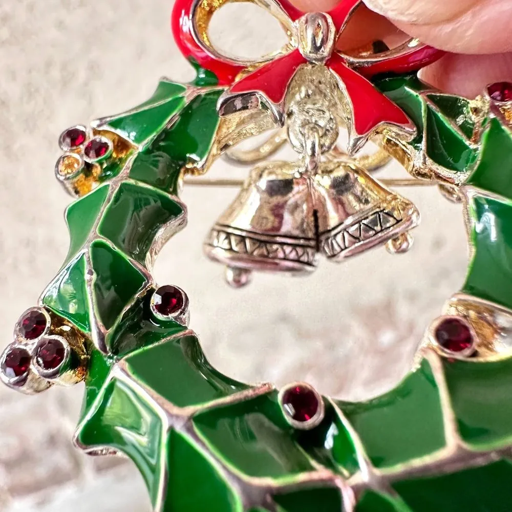 Vintage 90's Christmas Wreath Pendant Pin Jingle Bells Crystal Accents O… - Image 9