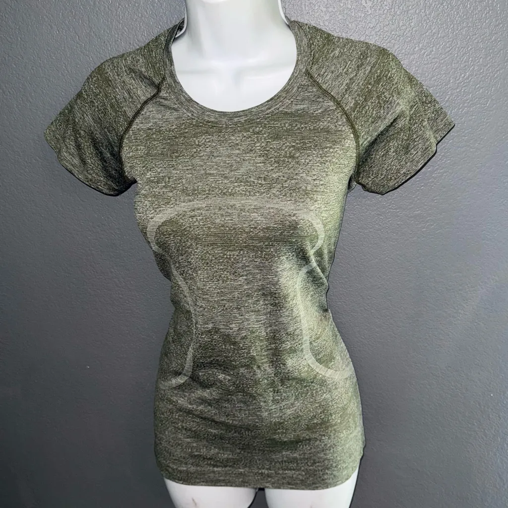 Lululemon Army Green Short Sleeve Dry Fit Workout Gym Fitness T-Shirt Top Small - Image 5