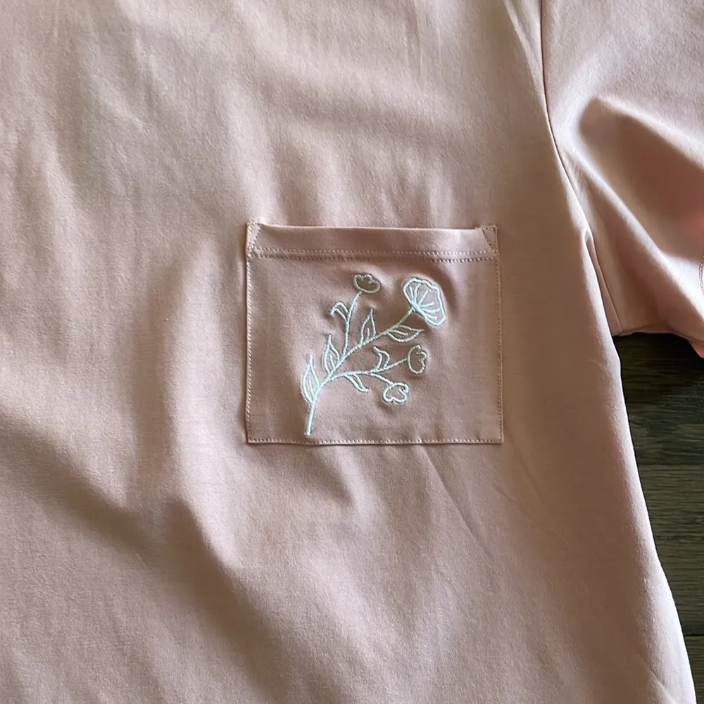 NWT Senita Athletics Pink Floral Pocket Short Sleeve Tee - Size S - Image 3