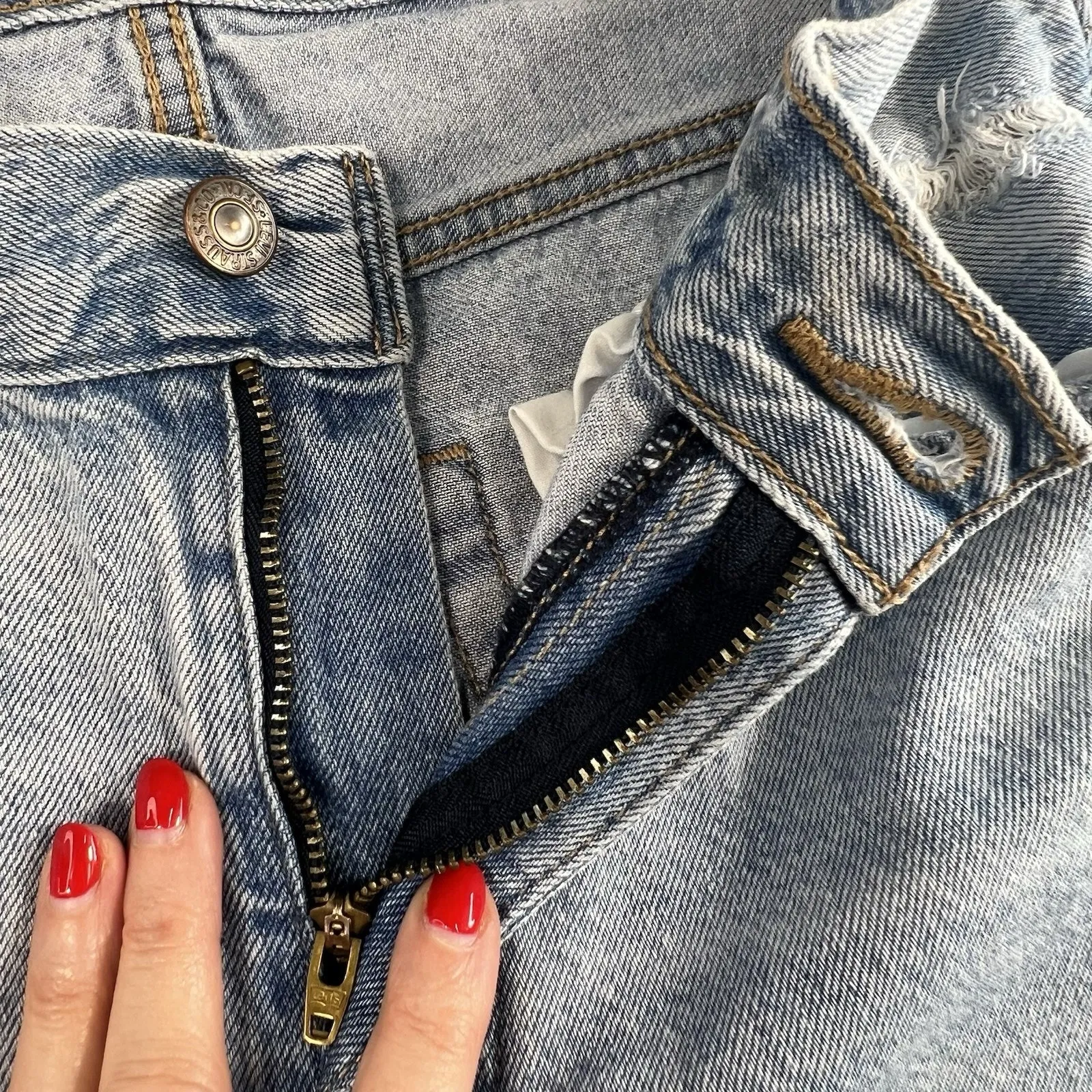 Levi's Sz 25 Premium Baggy Dad Jeans Slouchy Women’s Distressed Holes Grunge - Image 7