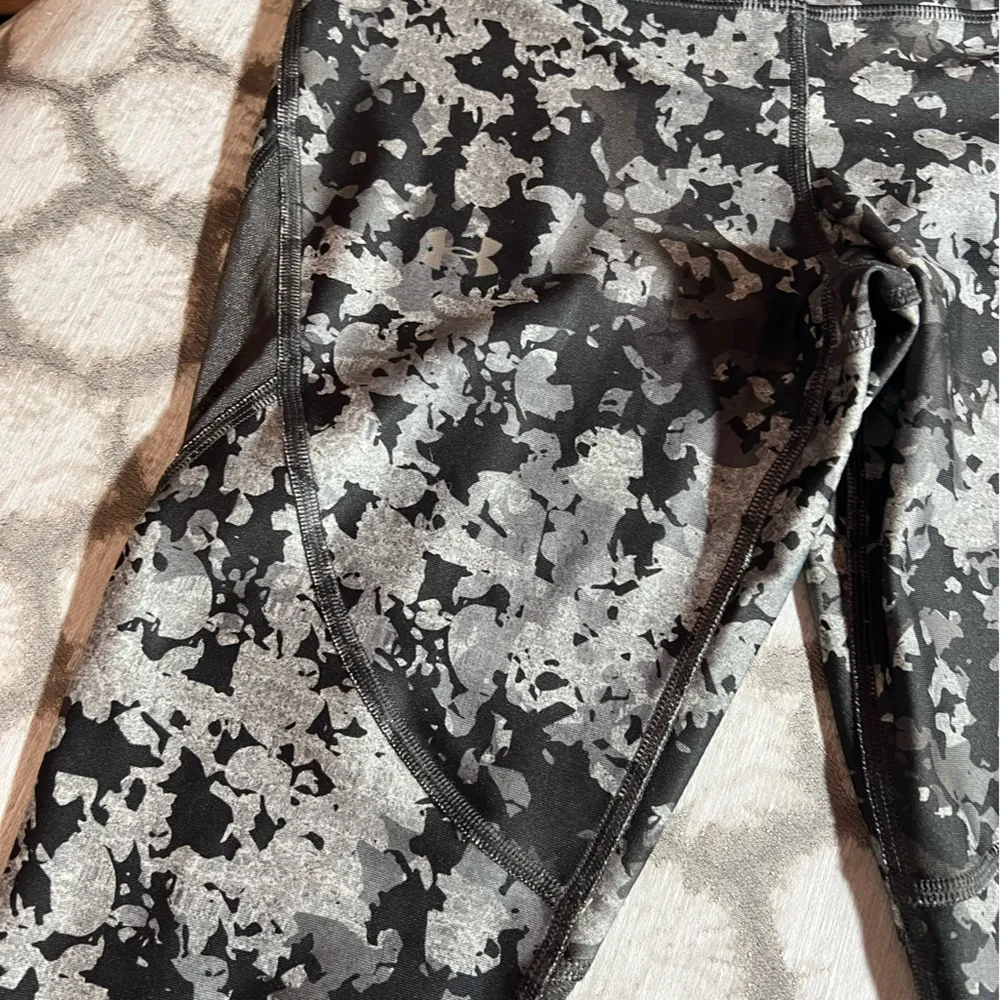 Under ARMOUR  Black and Gray Camouflage Leggings mesh inserts - Image 5