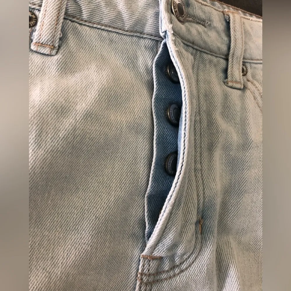 AE Mid Rise Curvy Denim Mini Skirt Size 8 W/Fringe Hem Button-Fly Light Wash - Image 3