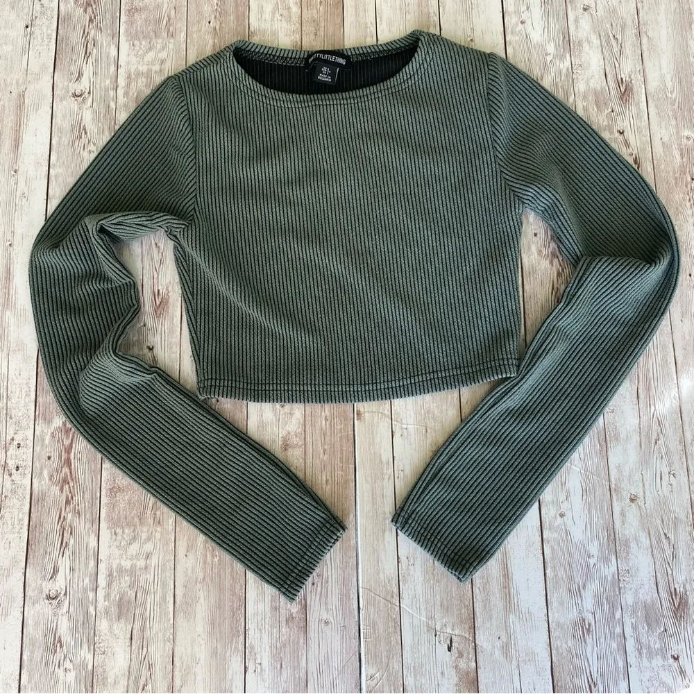 Pretty Little Thing Olive Green Ribbed Knit Long Sleeve Crop Top T-Shirt Sz 2 - Image 2