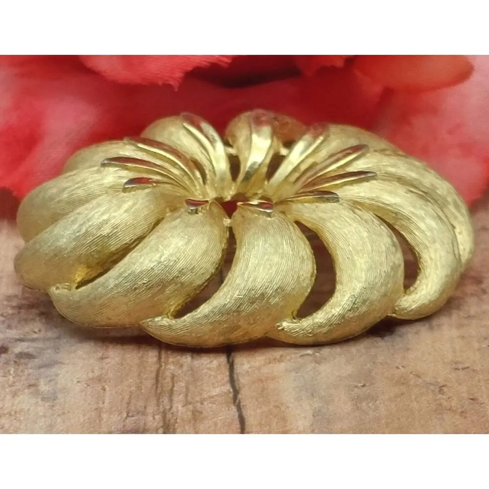 Vintage Crown Trifari Brushed & Shiny Gold Tone Round Swirl Brooch Pin - Image 5