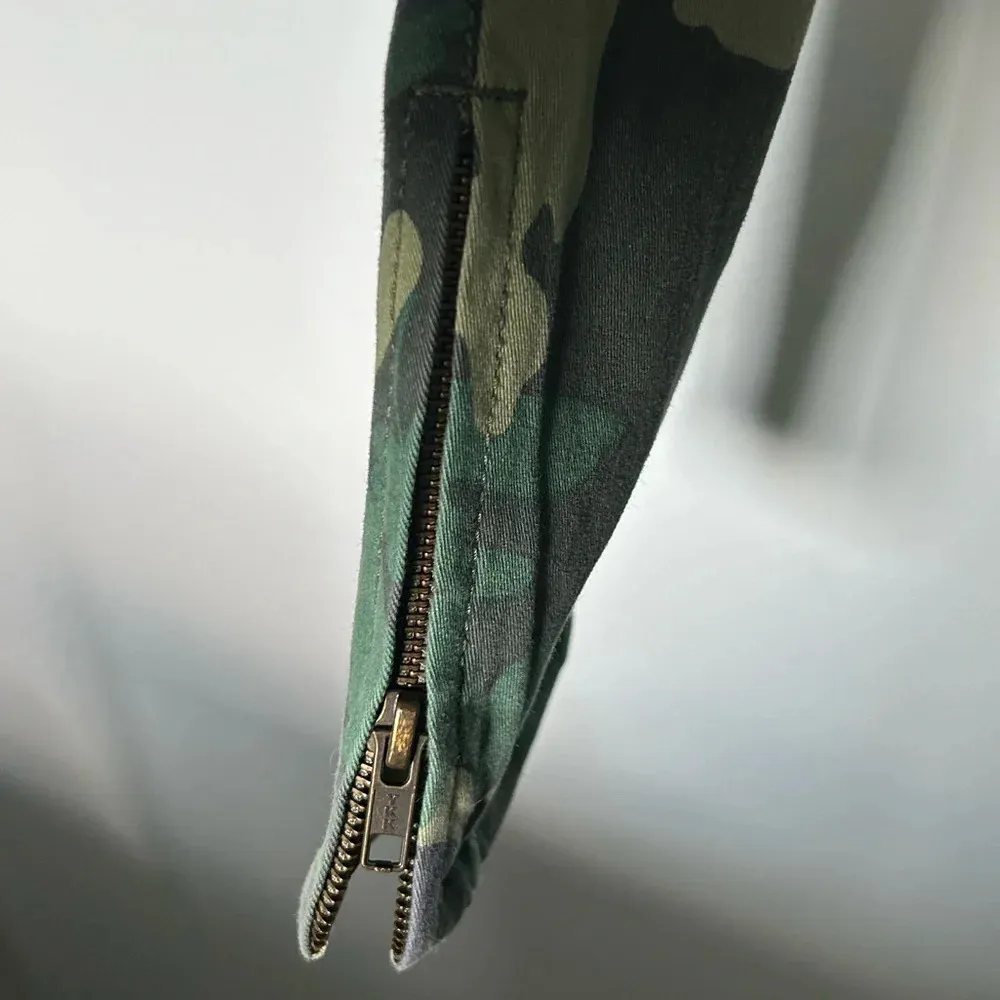 Great condition CAbi women’s skinny jeans clover camo size 6 ankle zippers - Image 3