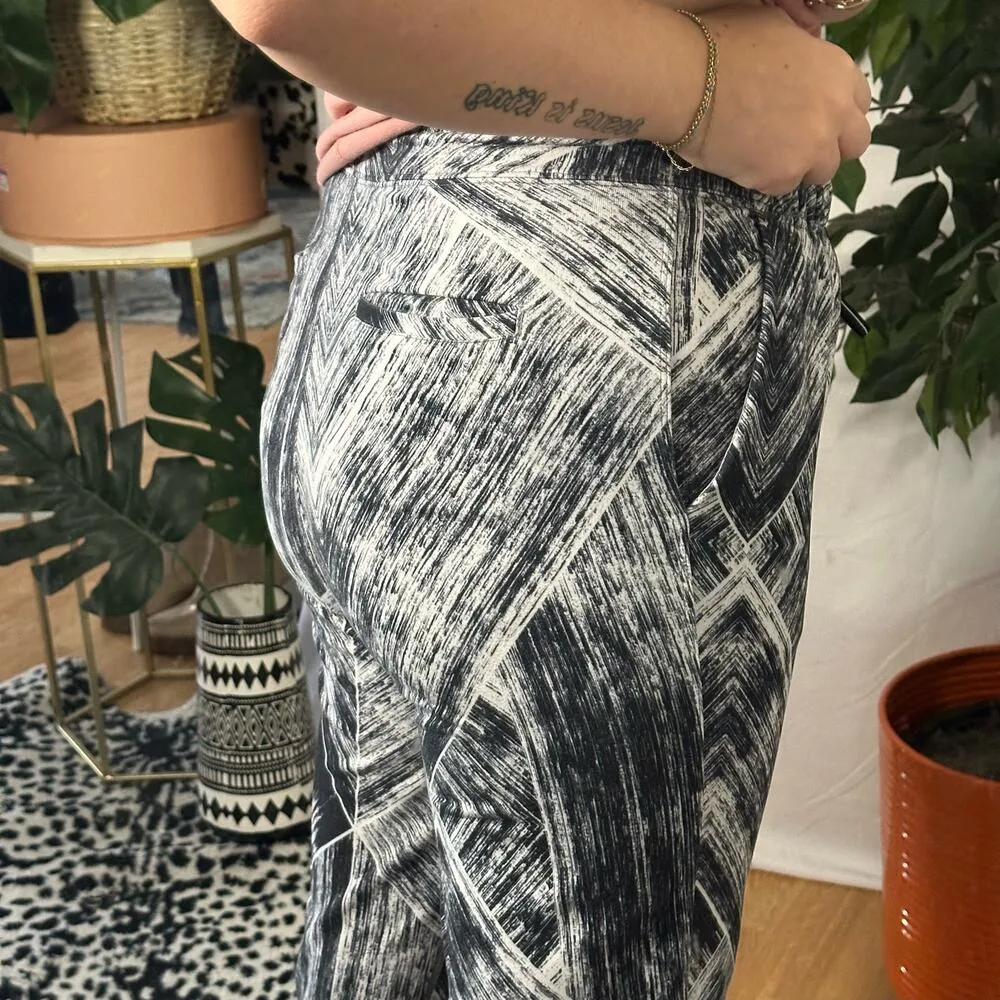 Lululemon Namaskar Pant II Heat Wave White Black Size 6 - Image 3