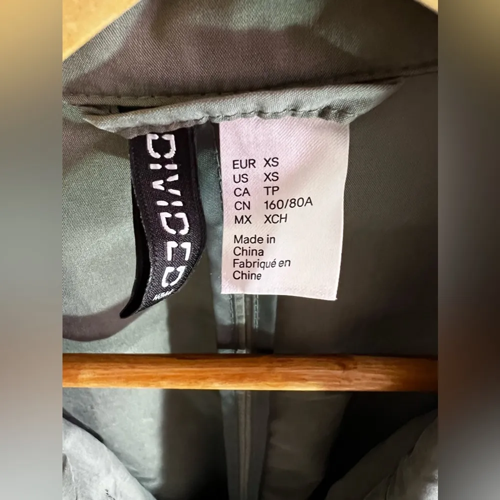 DIVIDED H&M Flamingo sequin apliqué one button open  shirt top Olive green‎  XS - Image 5