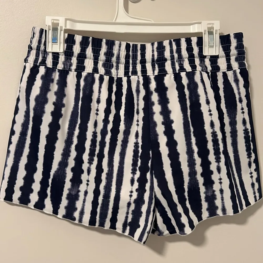 Athleta Blue and White Board Shorts With Liner Size Medium - Image 3