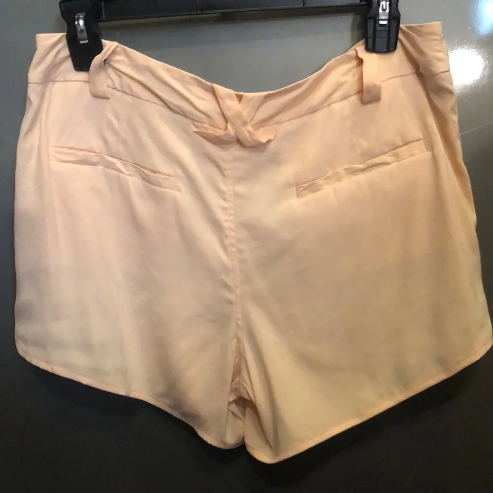 Alice + Olivia  peach pink silk shorts hotpants - Image 3