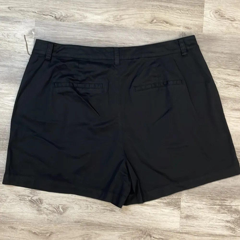 NWOT  Black Pleated Front Women's Zip Front Stretch Shorts Size 20W - Image 2