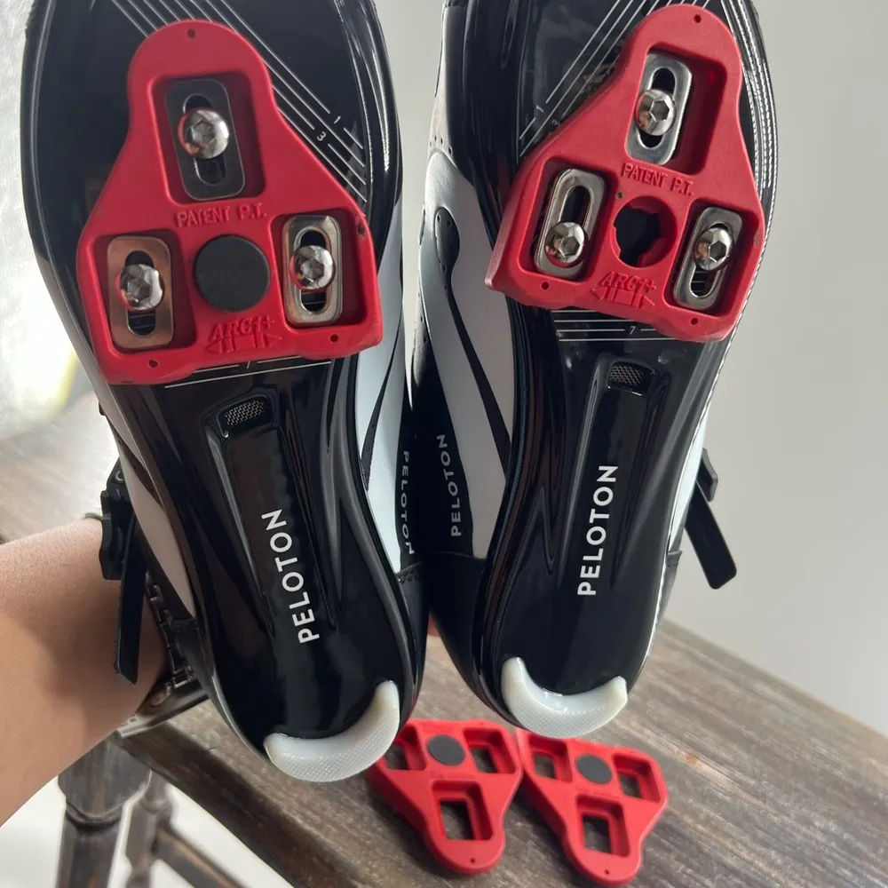 Men’s or women’s Peloton Black and Red Cycling Shoes NWOT - Image 7