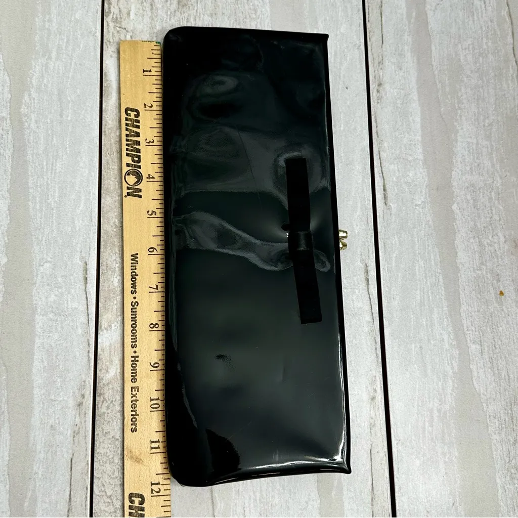 1960s Patent Leather Slim Black Clutch With Bow Detail Kiss - Image 11