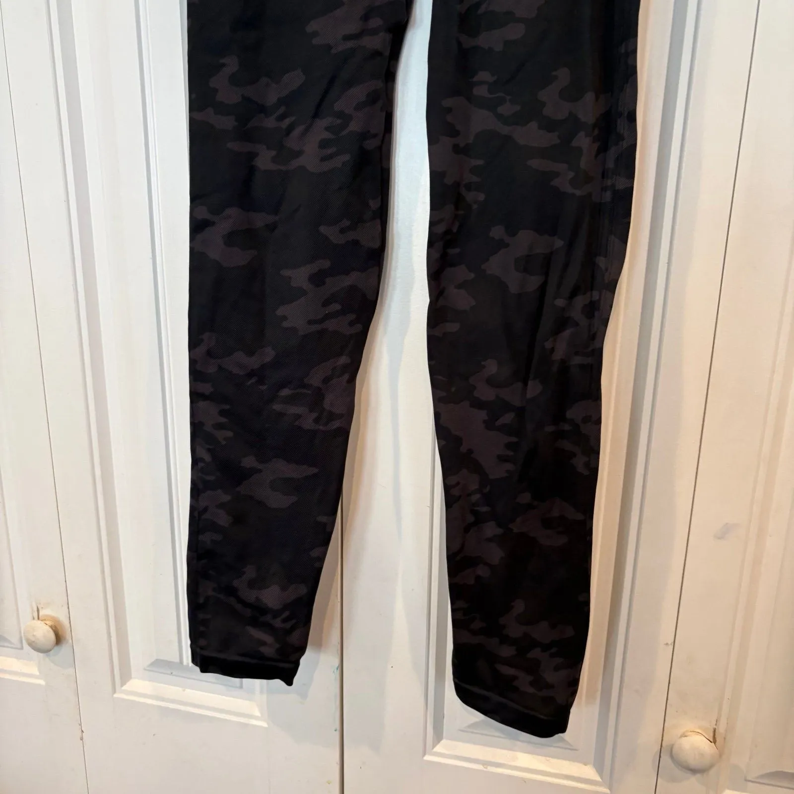 Spanx Gray And Black Camo Leggings Size XL‎ - Image 4