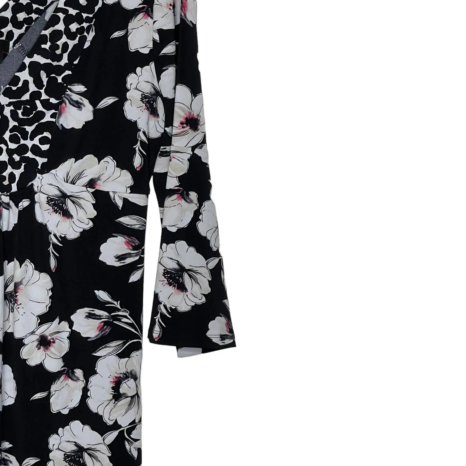 White‎ House Black Market Blouse Size Medium Signature Knits Black White Floral - Image 3