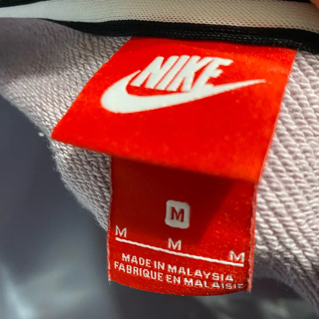 Nike mauve short sleeve shirt size medium - Image 3