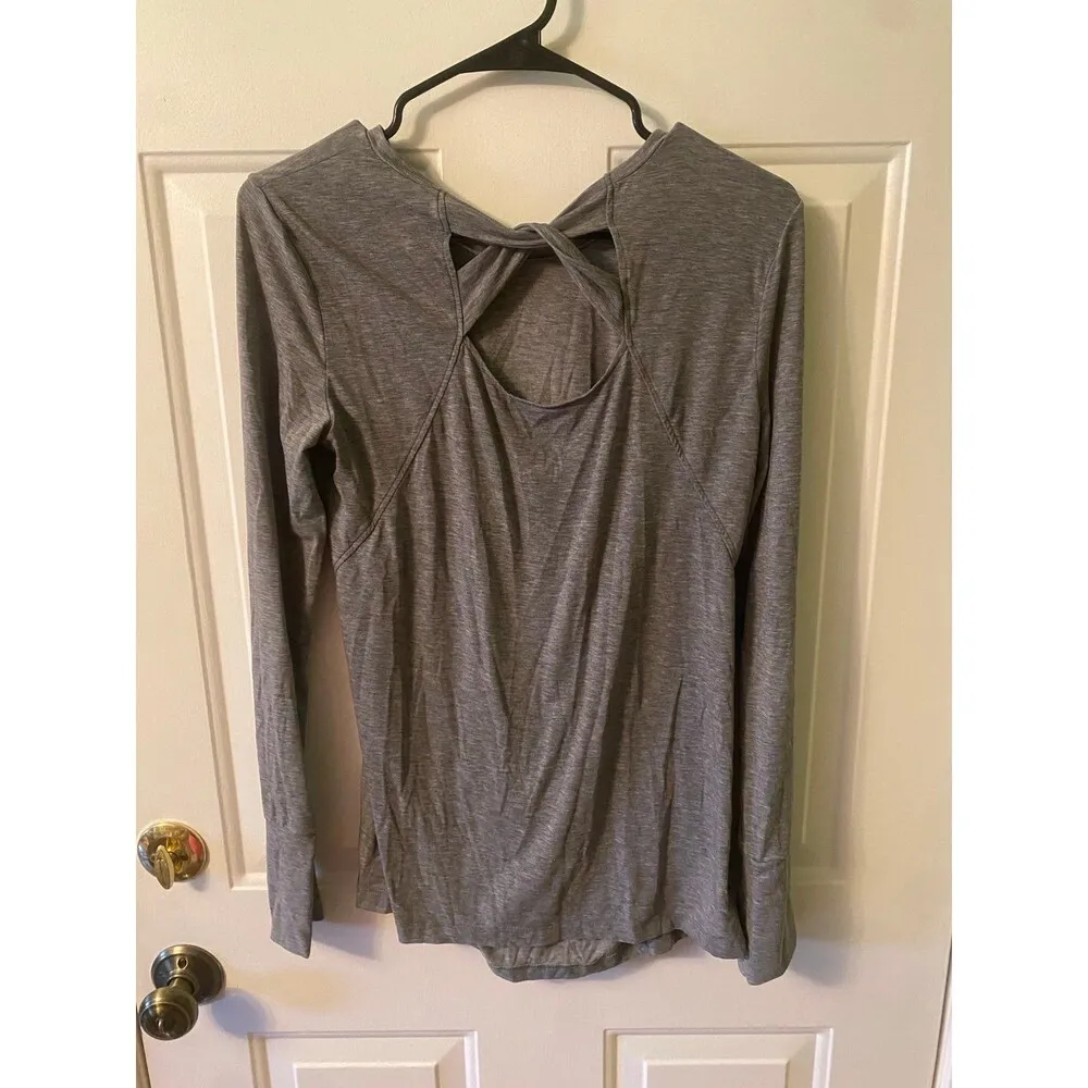 Gapfit Breathe Maternity Athlet Wear Long sleeve top with twist back size small - Image 2