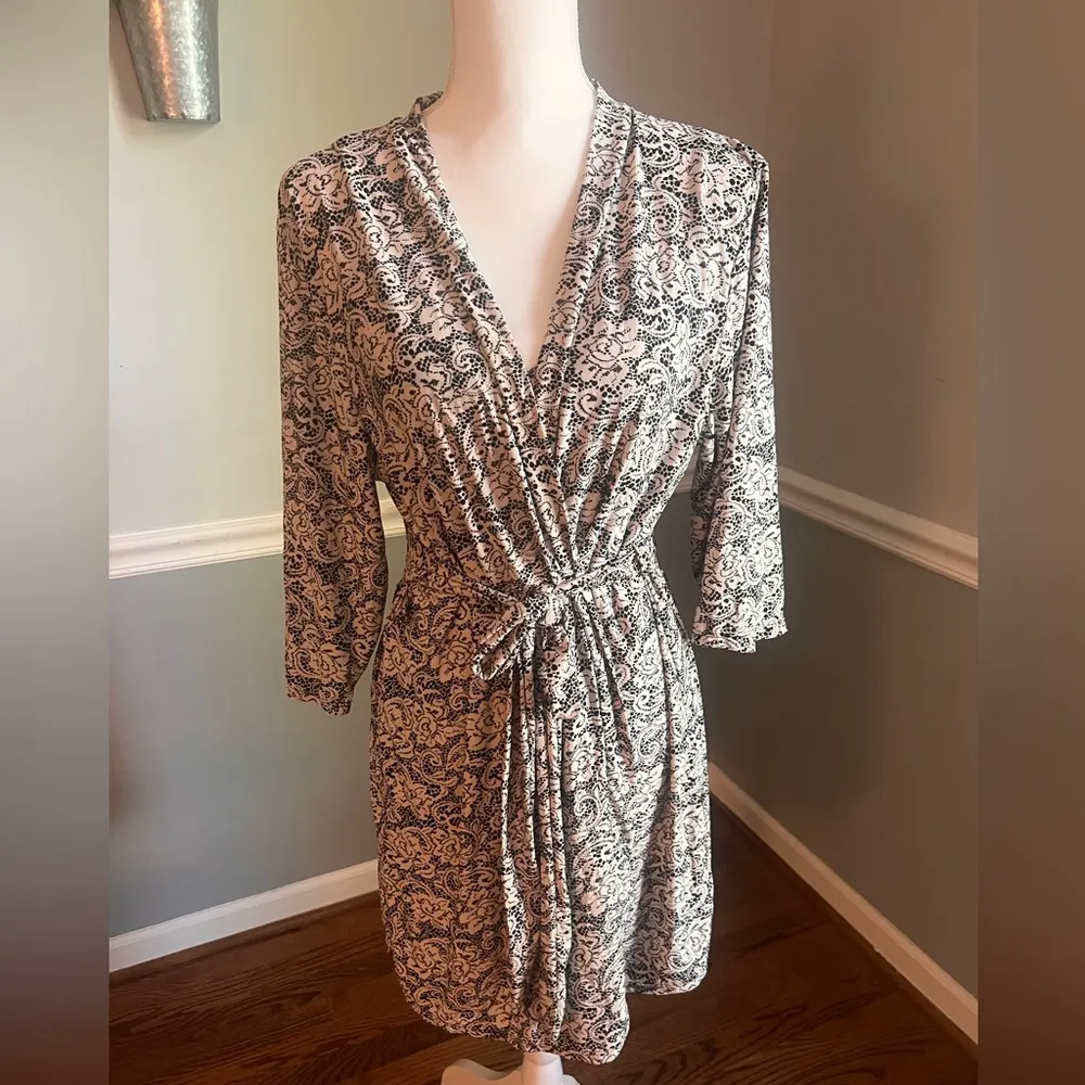 Marilyn Monroe Black and White Paisley Robe & Slip Gown - Medium - Image 4