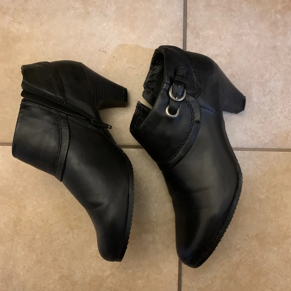 Never Worn Black Heel Boots Size 9.5 - Image 5