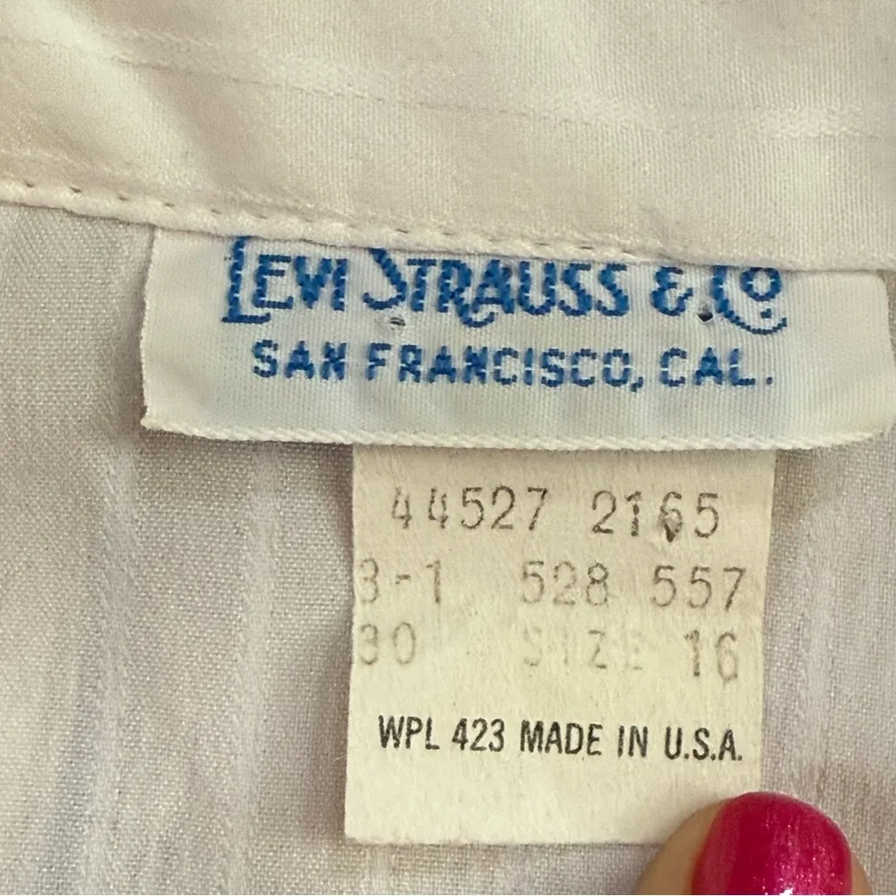 Vintage Levi Strauss & Co white pinstripe collared button long sleeve shirt - Image 4