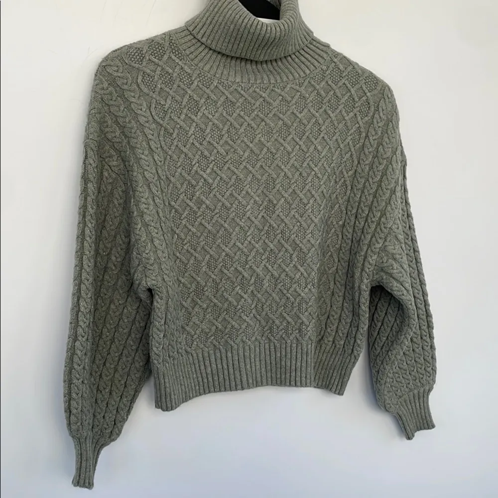 Truth by Republic Chunky Knit Turtleneck Sweater with Cable Pattern Small Gray Size undefined - Image 10