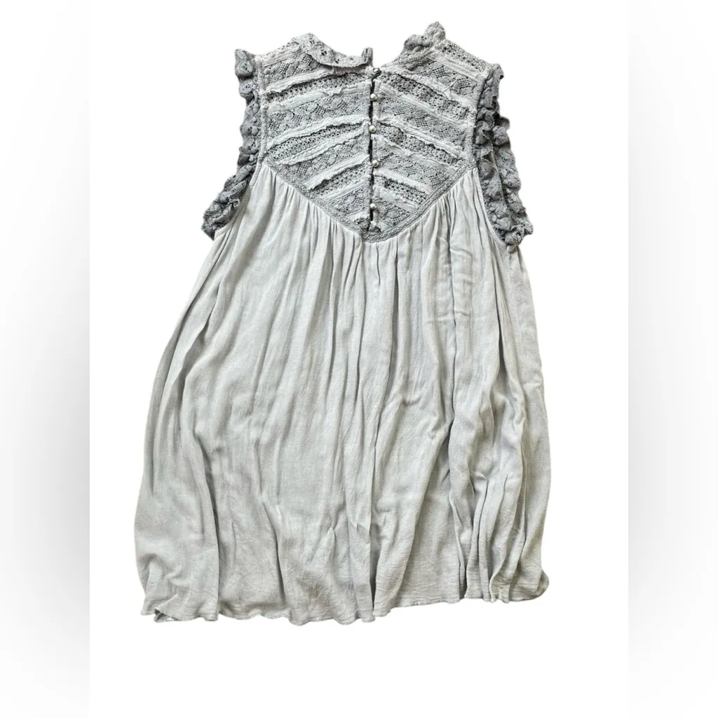 POL Top Tunic Bohemian Lace High Neck Sleeveless Pearl Button Up Back Light Gray - Image 4