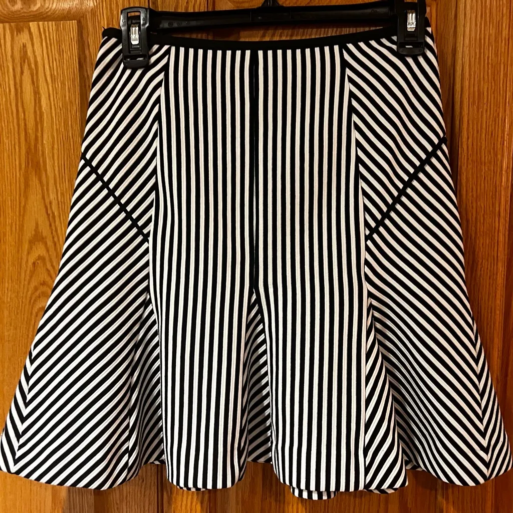 Banana Republic Black‎ & White Stripe Banded Waist Fluted Skirt Size 0 Petite - Image 12