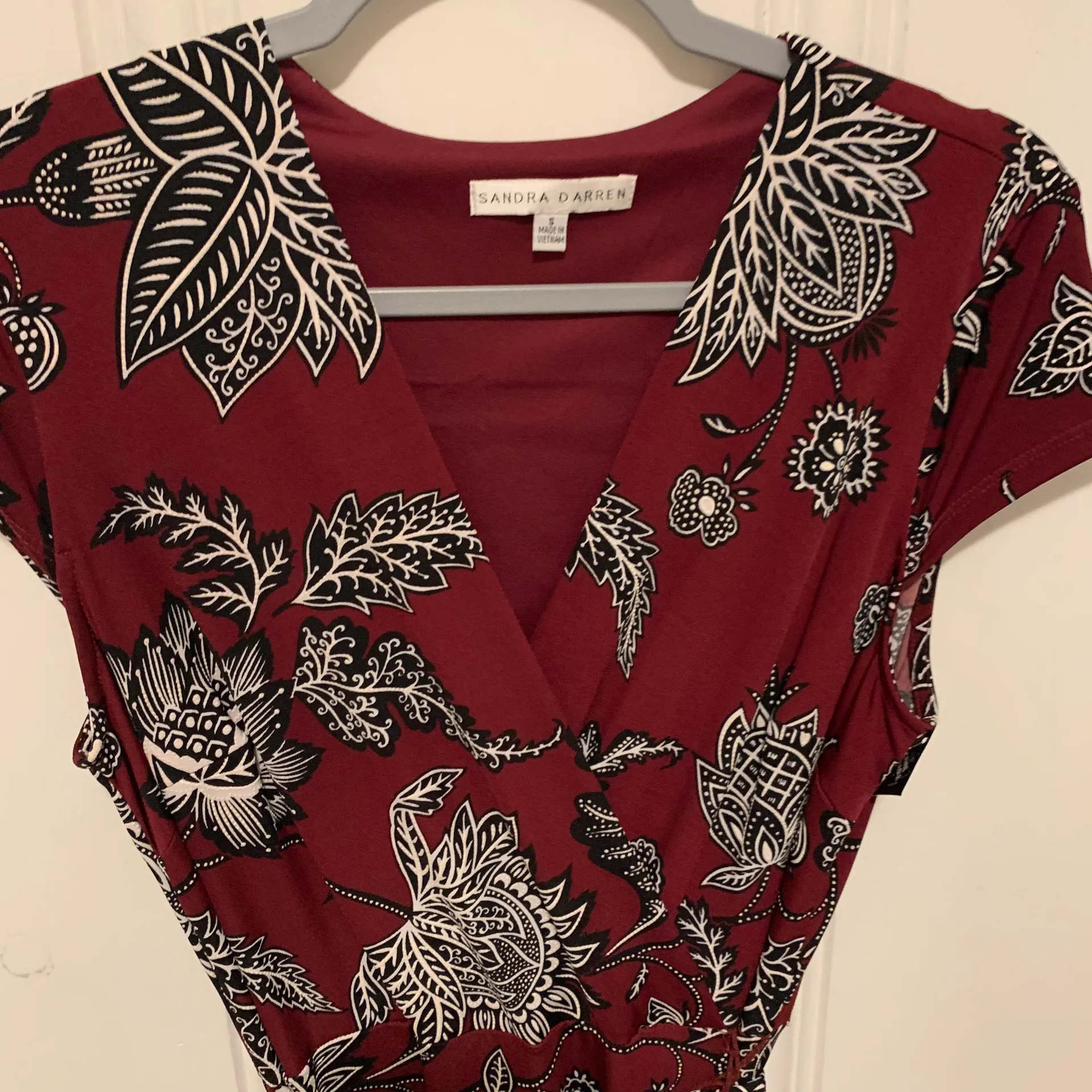 Sandra Darren Maroon Burgundy Red Floral Print V Neck Wrap Dress Small NWT - Image 6
