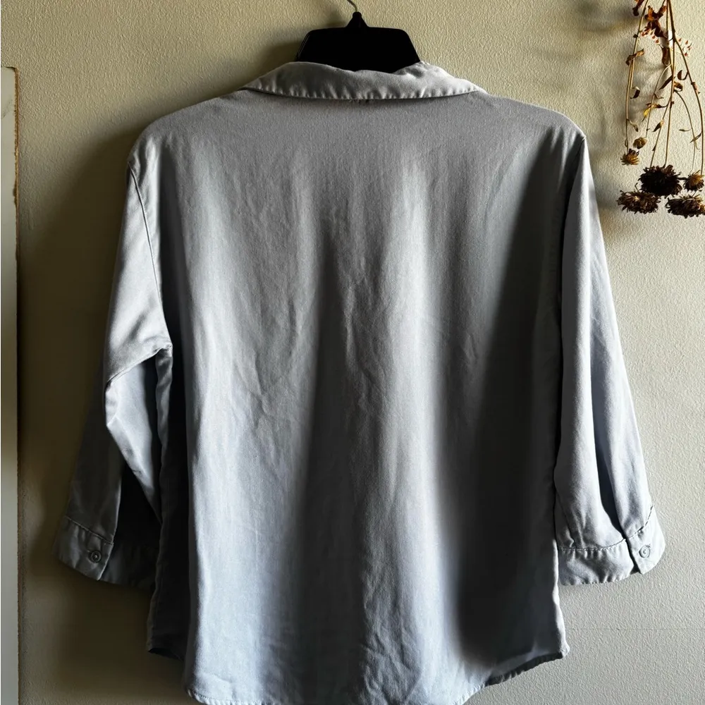 Uniqlo Light Gray Top - Image 2