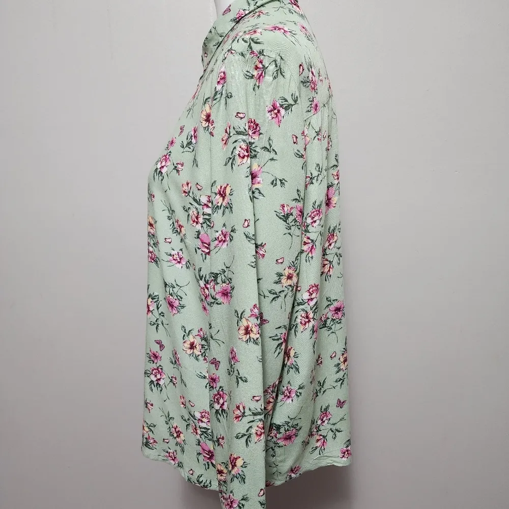 Divided X H&M sage floral button down size small - Image 4