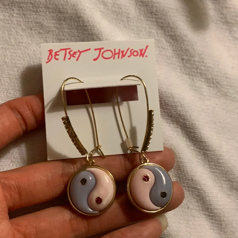 Betsey Johnson earrings - Image 3