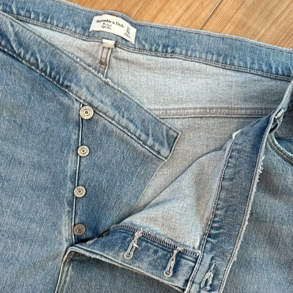 NWT Abercrombie & Fitch The Dad High Rise Criss-Cross Crossover Waist Jeans S 37 - Image 9