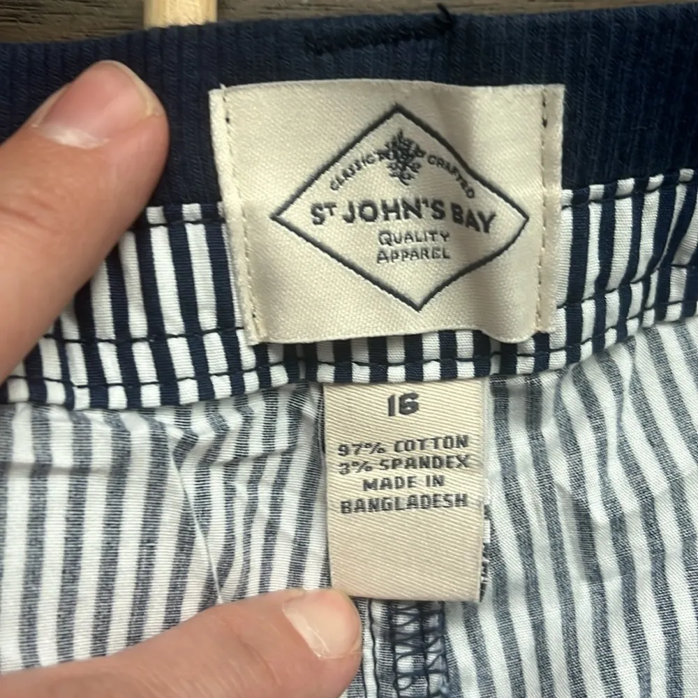 St. John’s Bay Striped Navy Blue and White Womans Shorts Size‎ 16 - Image 4
