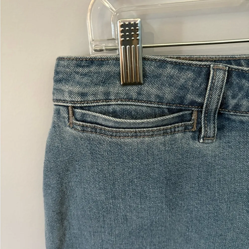 Woman’s Old Navy Wide Legged Cropped Jeans in Size 12 - Image 3