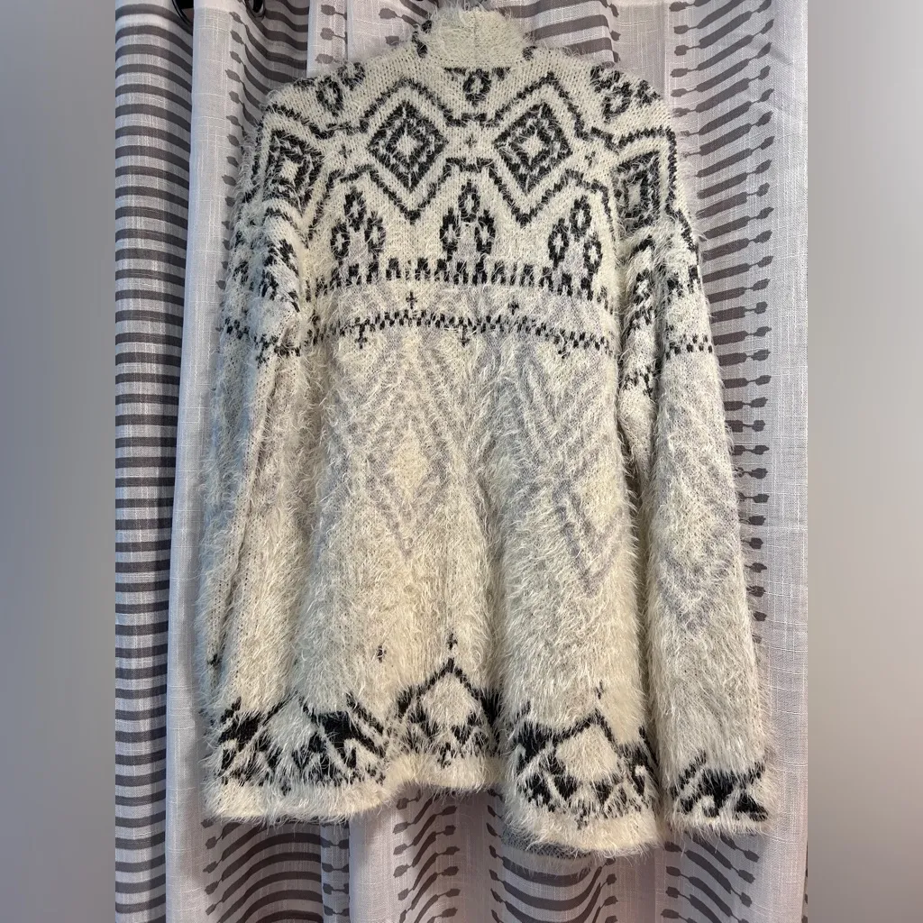 Knox Rose Black and White Patterned Cardigan - Image 2