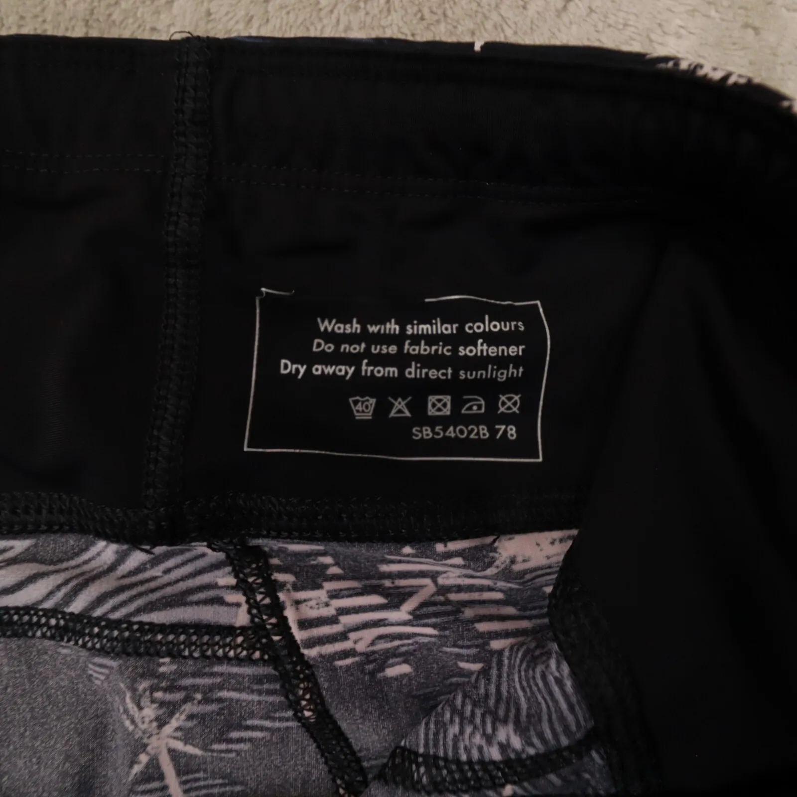 Sweaty Betty Women's Zero Gravity Black Abstract Print 7/8 Leggings size 14 - Image 4