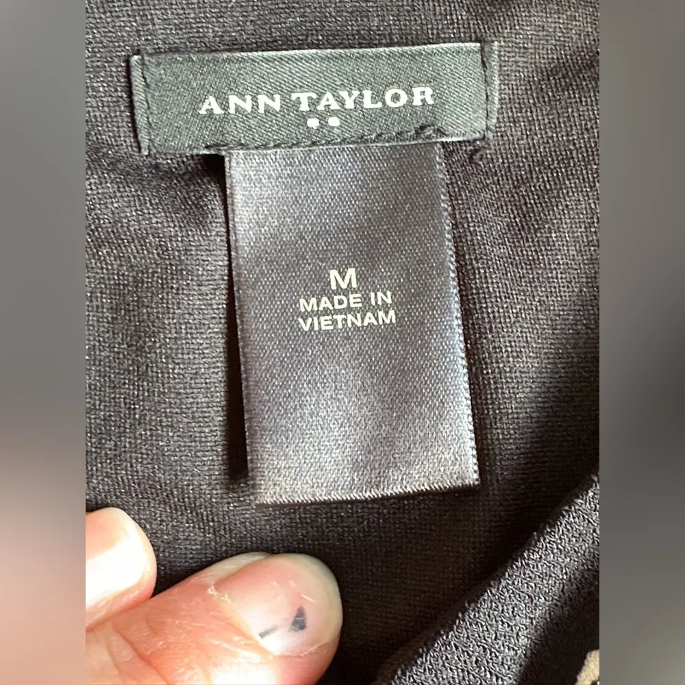 Ann Taylor Black & White Floral Print Key Hole Button In Back Sz M With Lining - Image 6